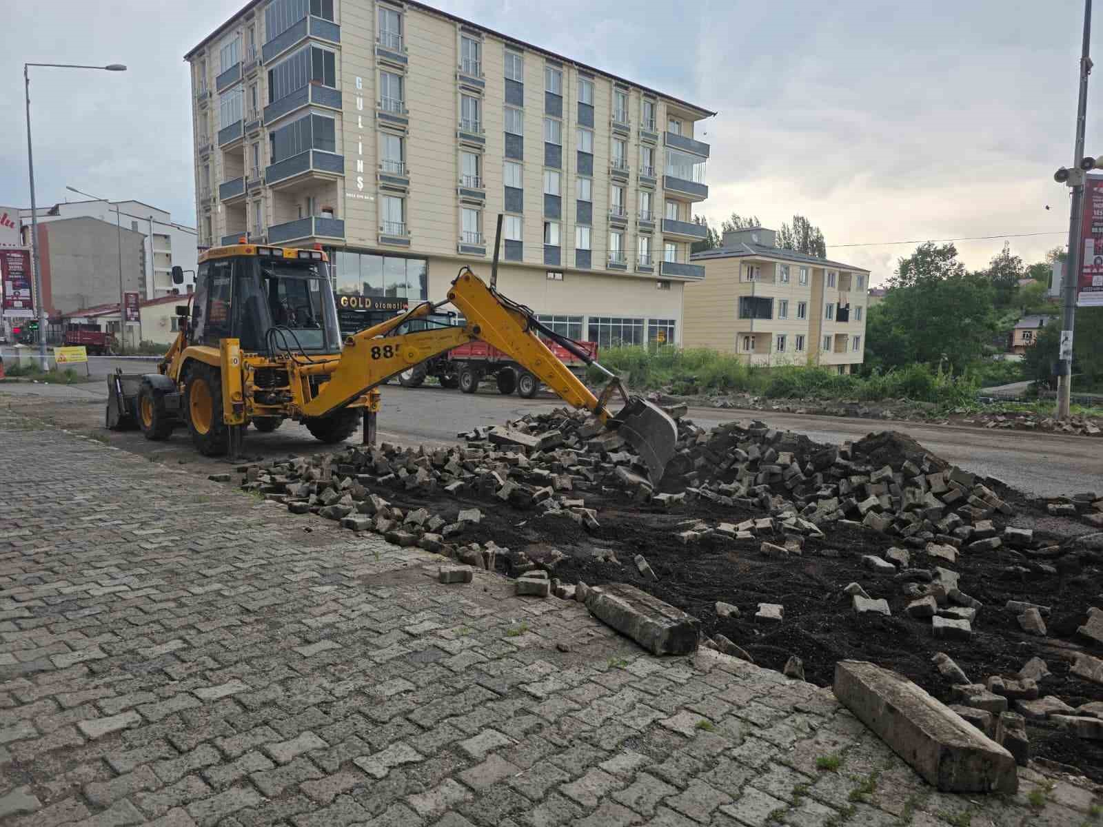 belediye-ekipleri-kaldirim-calismalarini-surduruyor