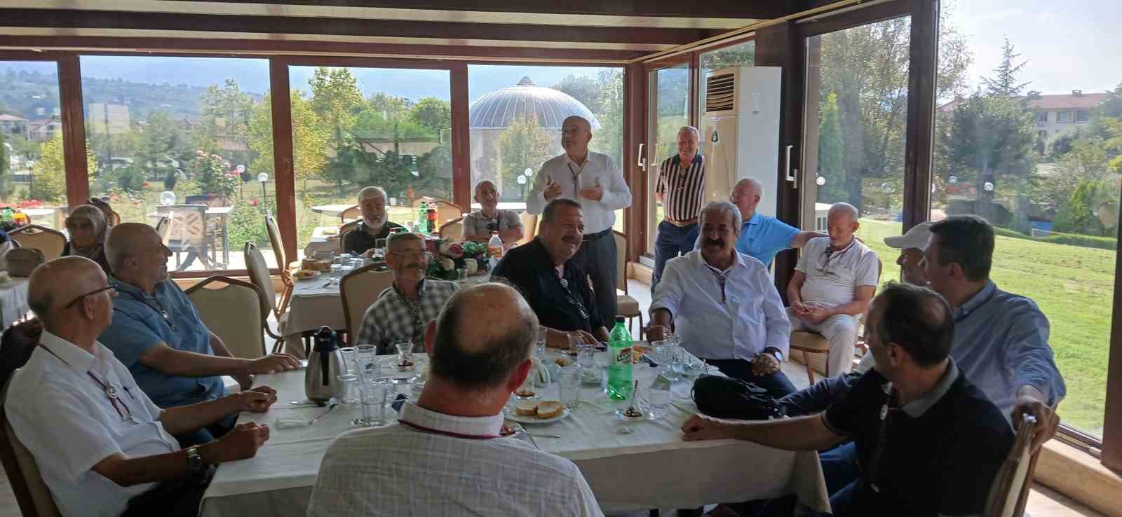 50-yil-once-okul-sirasinda-baslayan-dostluklarini-tazelediler