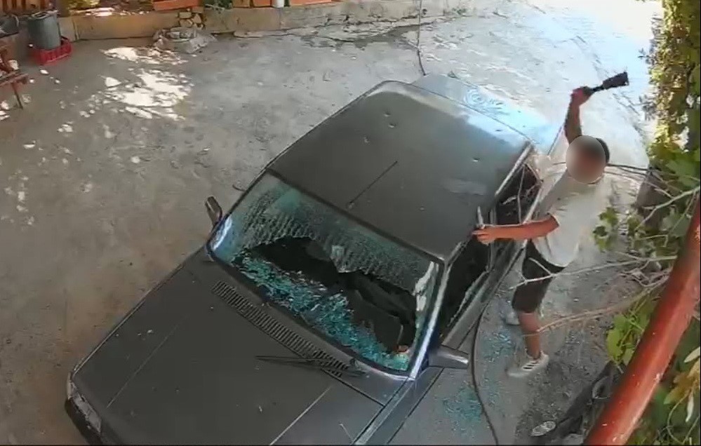 kadina-ait-otomobile-satir-ve-bicakla-zarar-verdi-o-anlar-kamerada