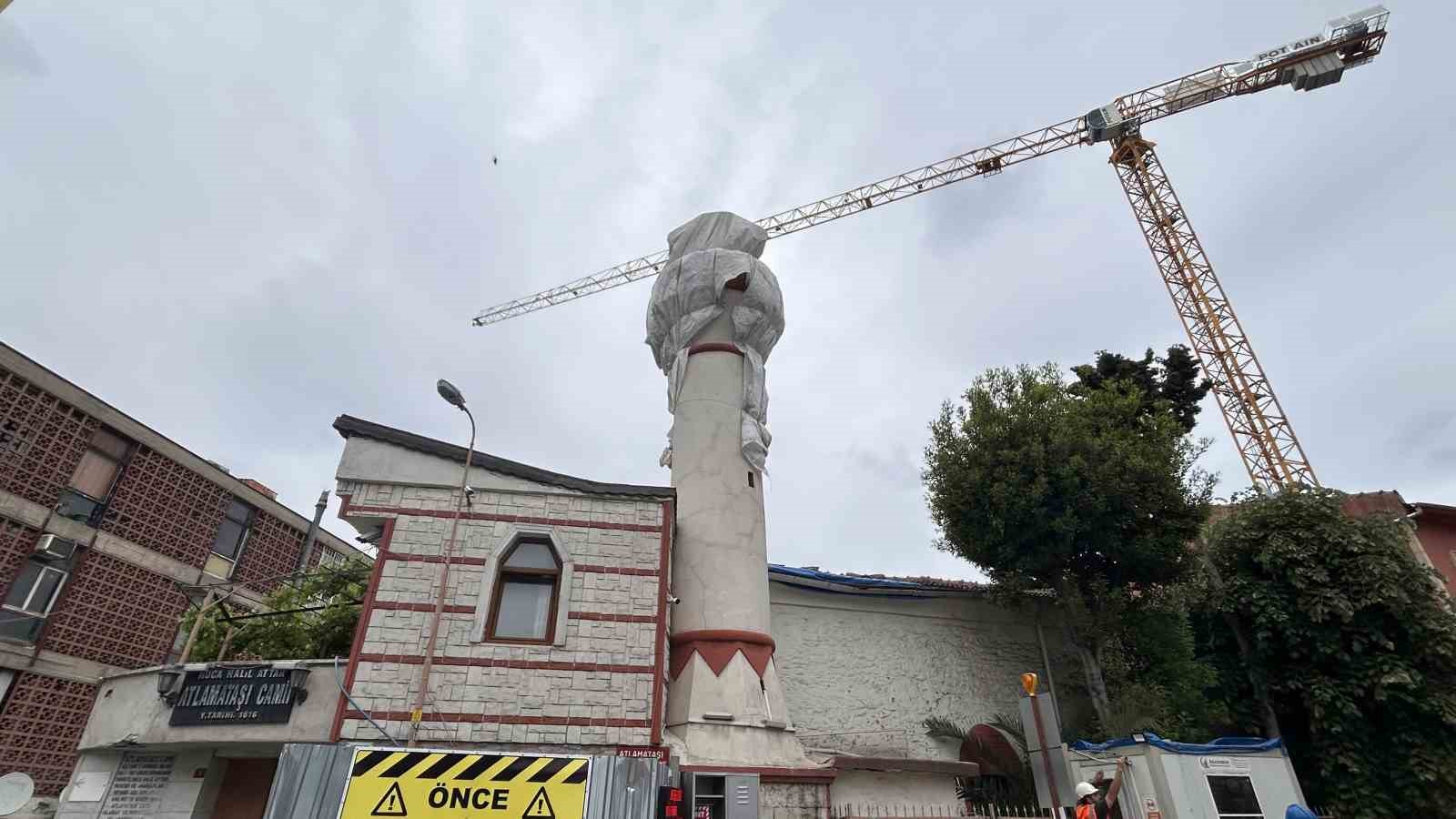 fatih-te-400-yillik-cami-minaresinin-kubbesi-vinc-carpmasiyla-yikildi