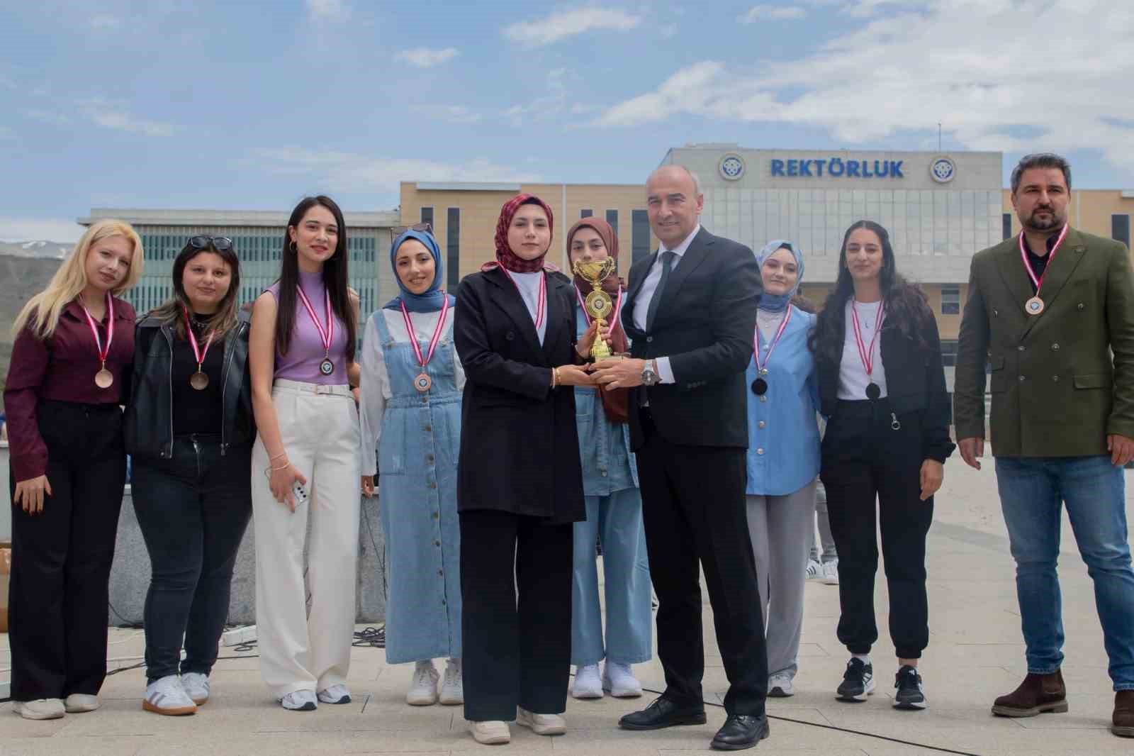 ebyu-bahar-senlikleri-nde-dereceye-girenlere-odulleri-verildi