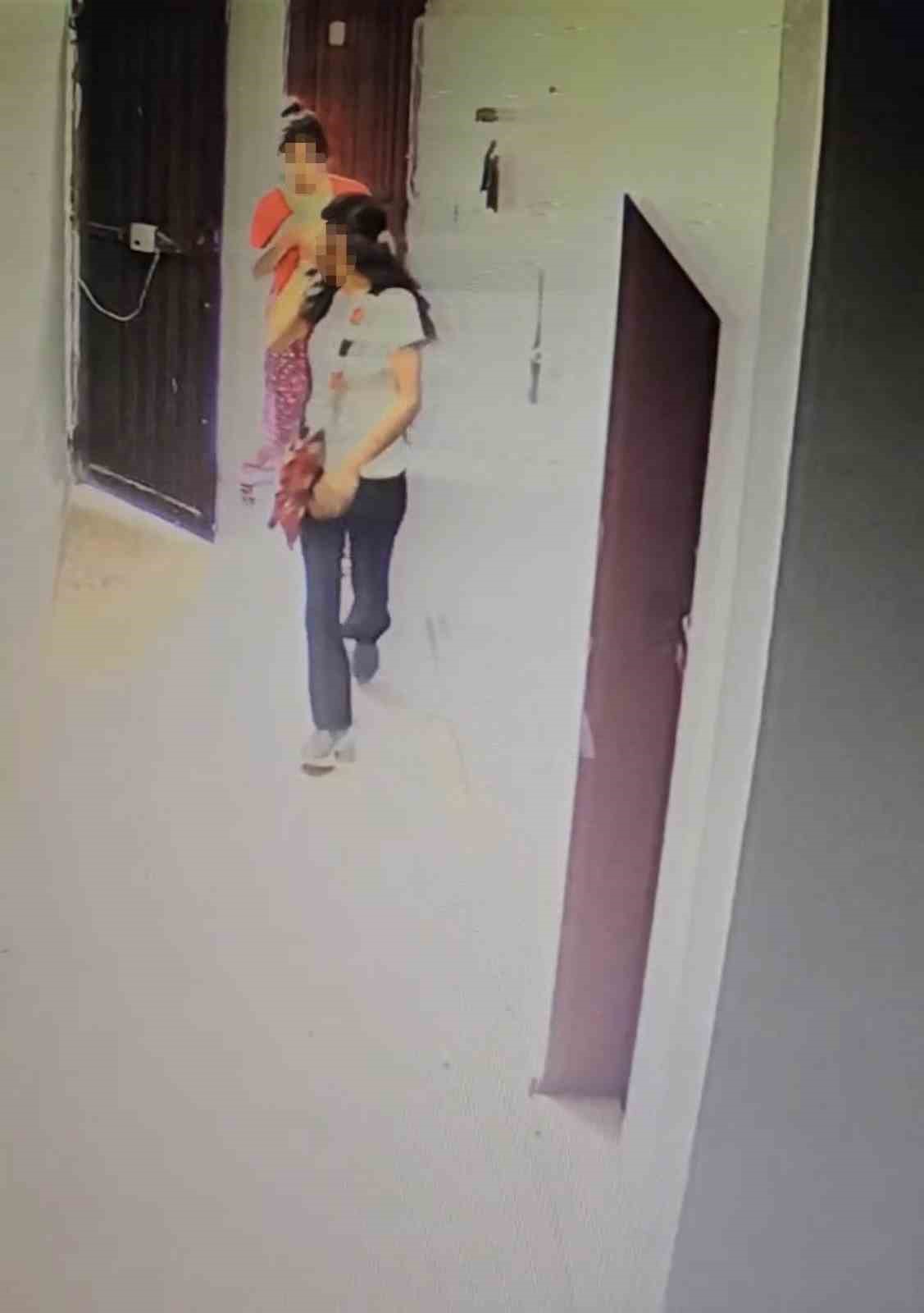 apartmanin-giris-kapisini-zorlayan-iki-supheli-kamerada