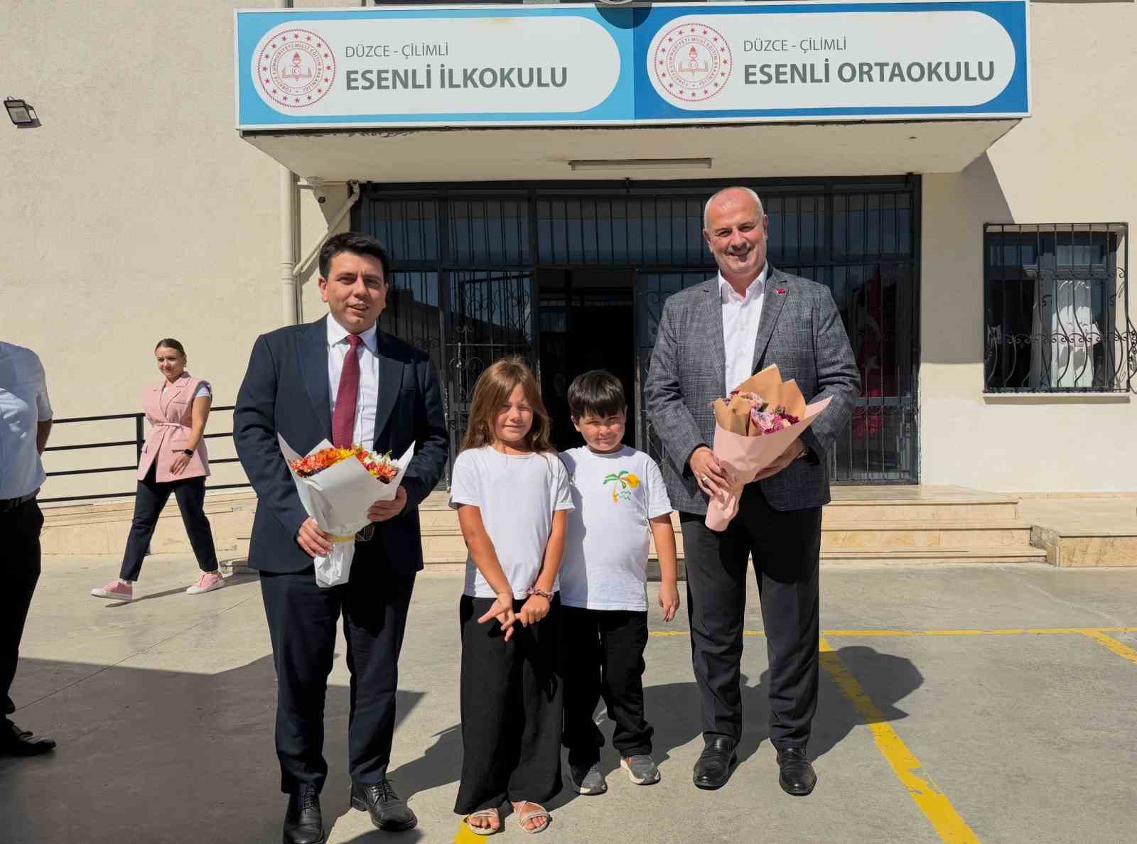 egitim-hayatlarinin-ilk-gunu-ogrencilerin-yaninda-oldular