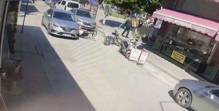 bisikletiyle-aniden-yola-cikan-cocuga-otomobil-carpti