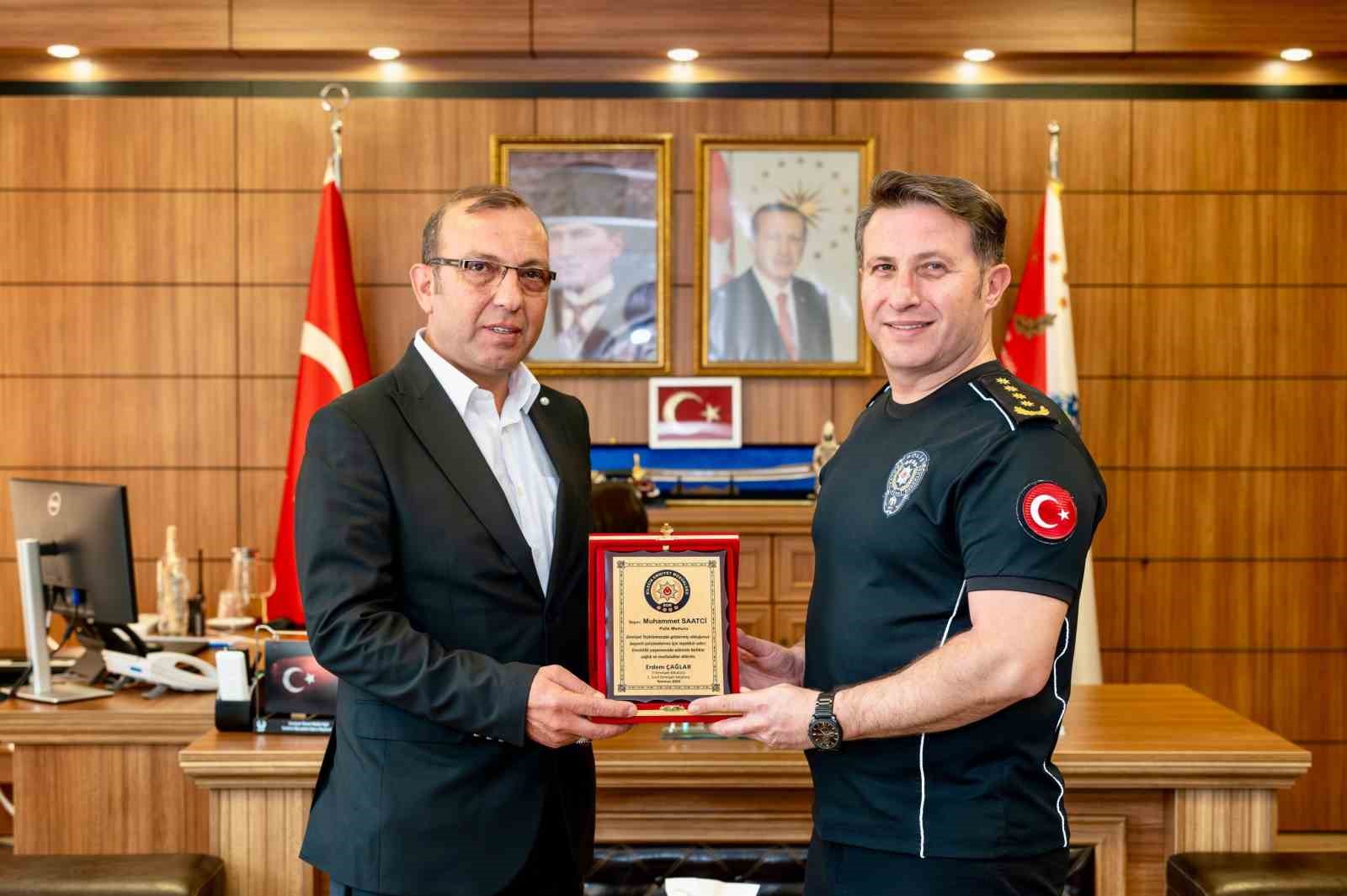 emekliye-ayrilan-polis-memuruna-veda-plaketi