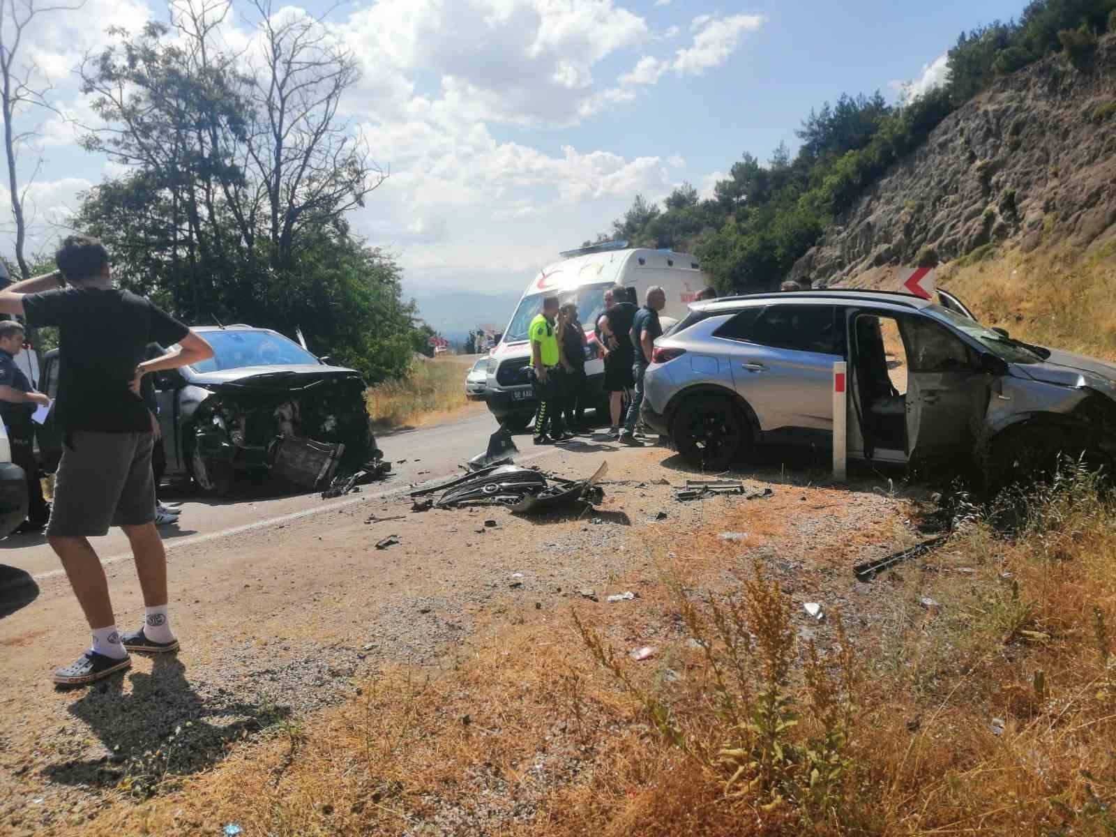 tokat-ta-otomobiller-kafa-kafaya-carpisti-10-yarali