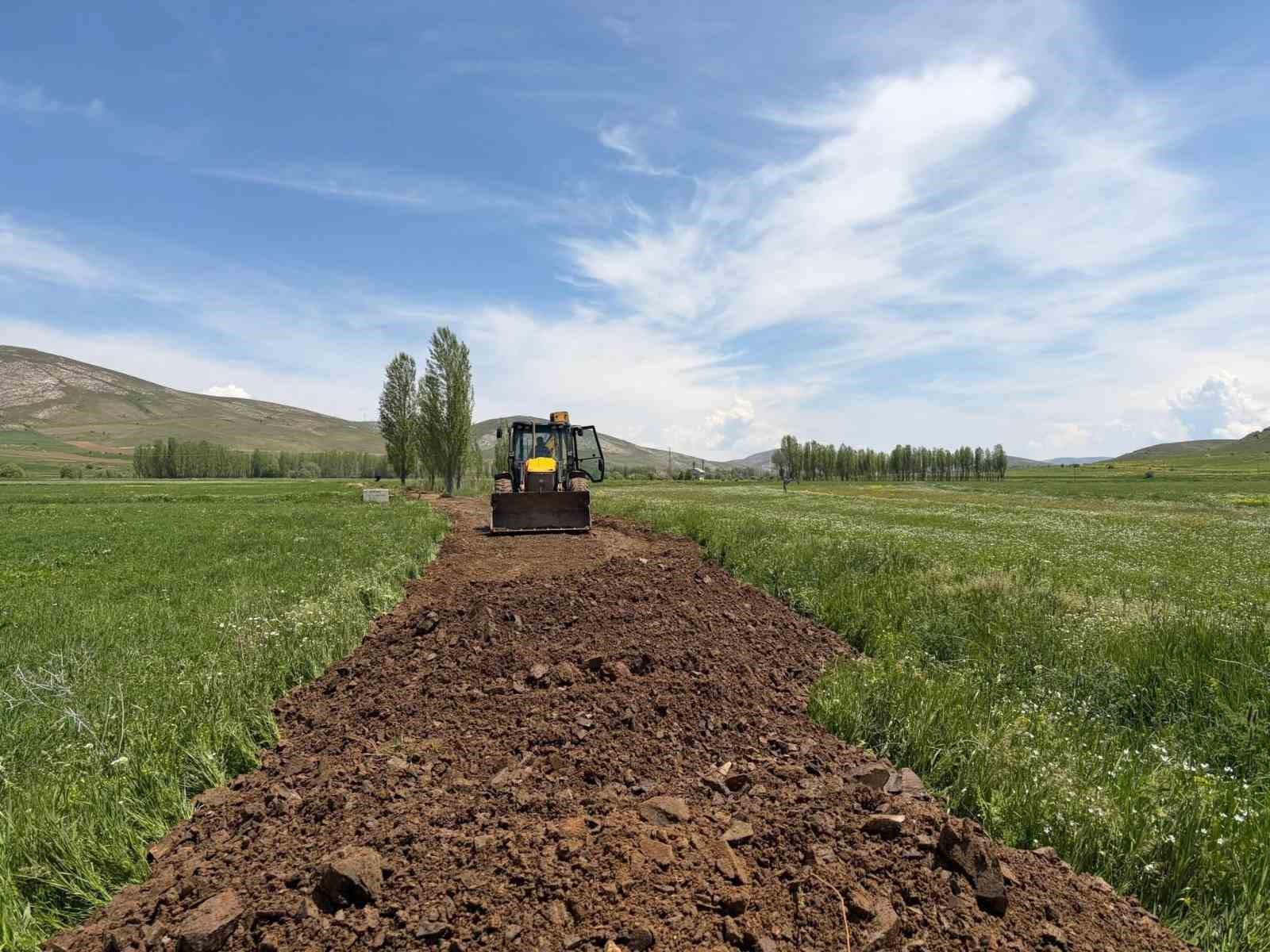 gokcedere-de-bozulan-dag-ve-arazi-yollarinda-calisma-baslatildi