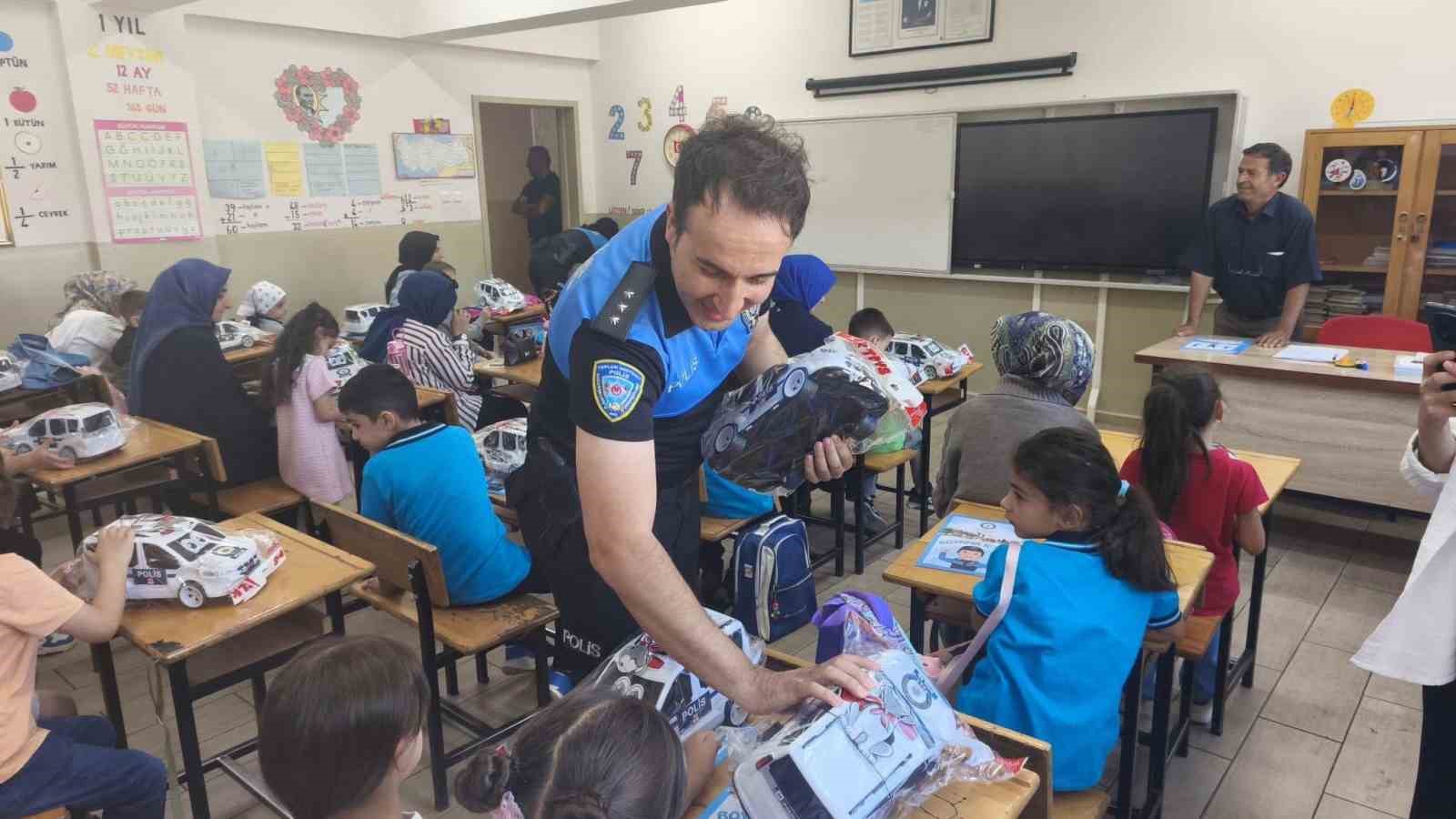 erzincan-da-polis-ekiplerinden-ogrencilere-yeni-egitim-yili-surprizi