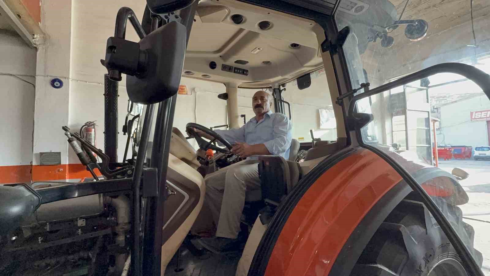 sifir-aldigi-traktor-tarladan-cok-sanayide-kaldi