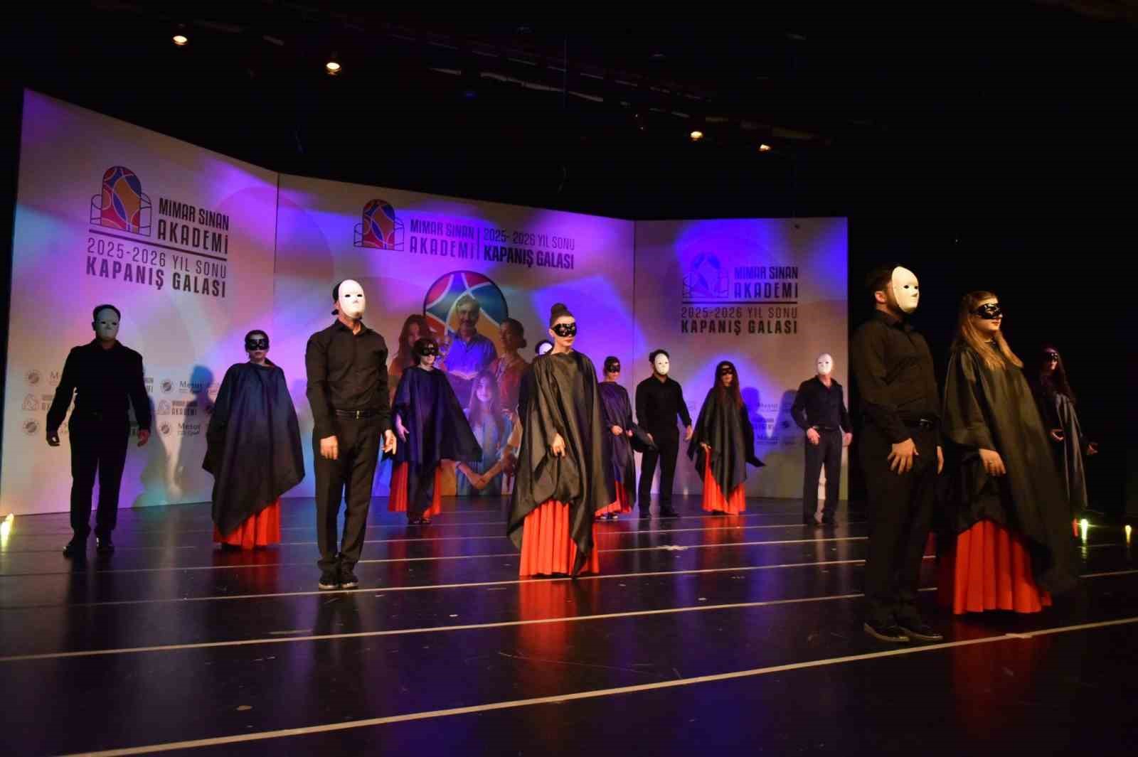 mimar-sinan-akademi-den-yil-sonuna-ozel-sanat-performansi