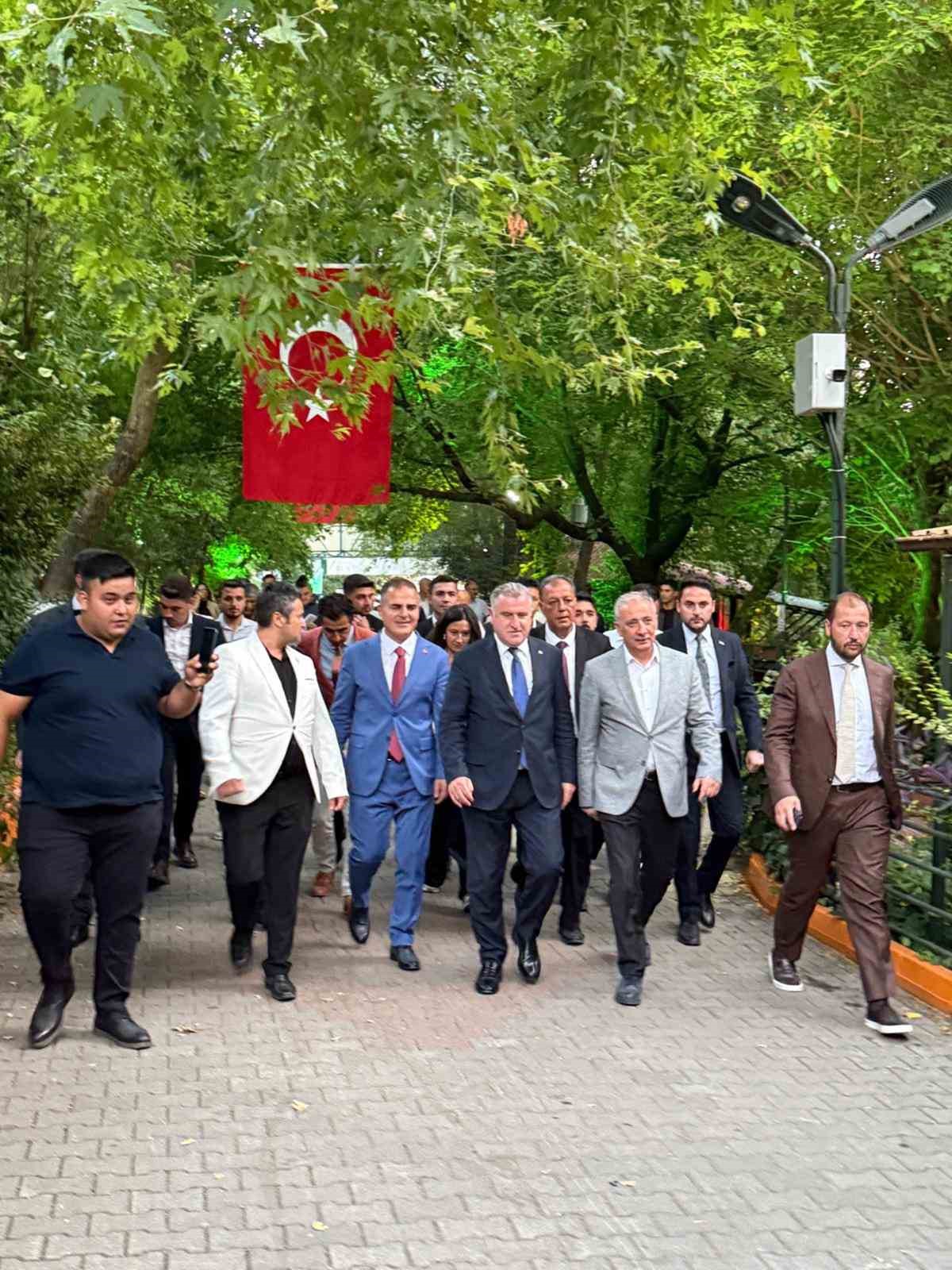 genclik-ve-spor-bakani-bak-tan-pinar-mahallesi-ne-ziyaret