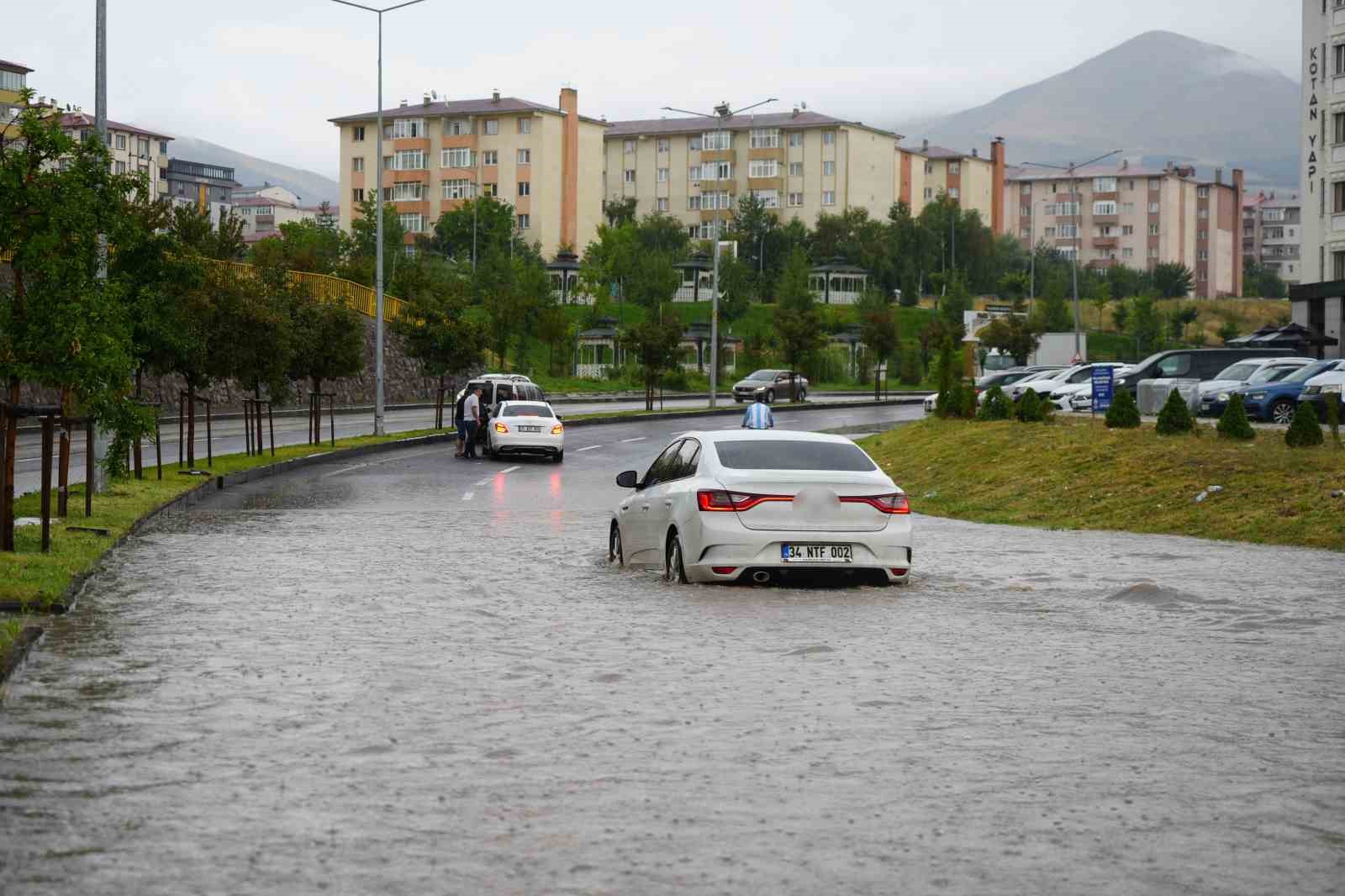 erzurum-da-yagis-trafigi-felc-etti