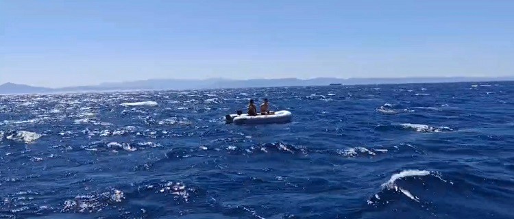 ayvalik-aciklarinda-suruklenen-2-kisi-sahil-guvenlik-tarafindan-kurtarildi
