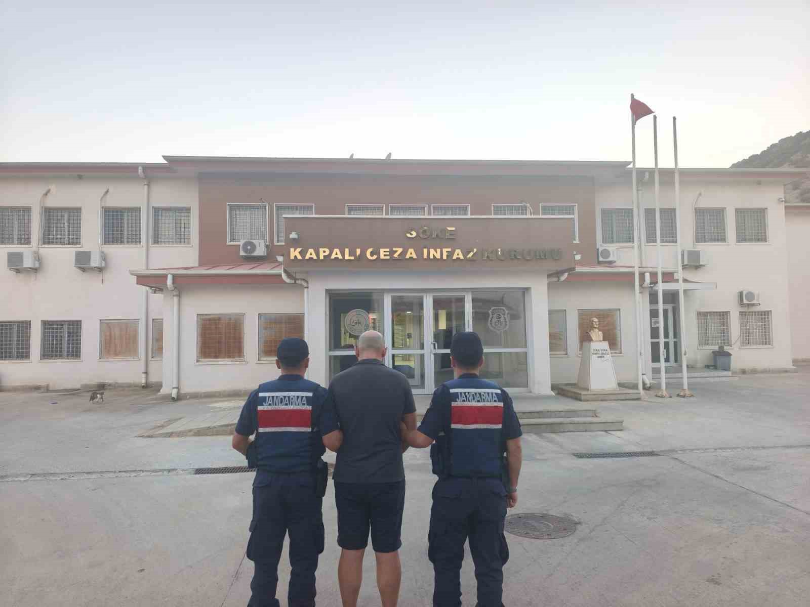 kusadasi-nda-uyusturucu-operasyonu-3-gozalti