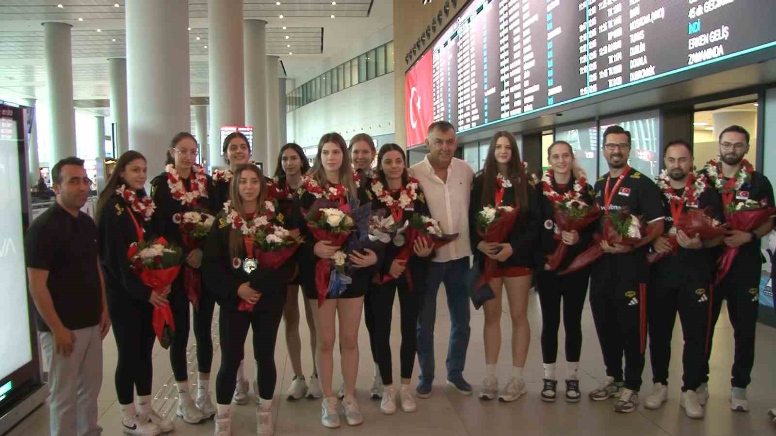 dunya-ikincisi-turkiye-u17-kiz-voleybol-milli-takimi-ciceklerle-karsilandi