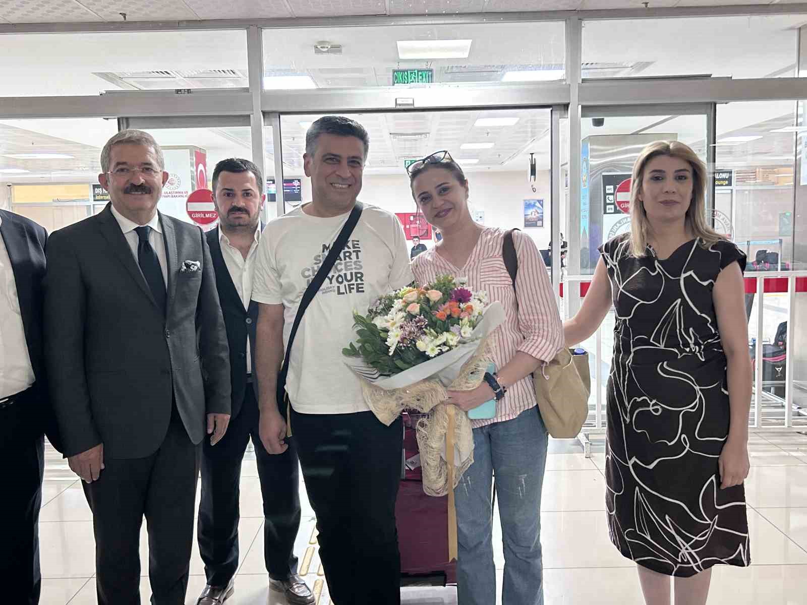 tahran-dan-van-a-direkt-ucuslar-basladi-ilk-turist-kafilesi-ciceklerle-karsilandi