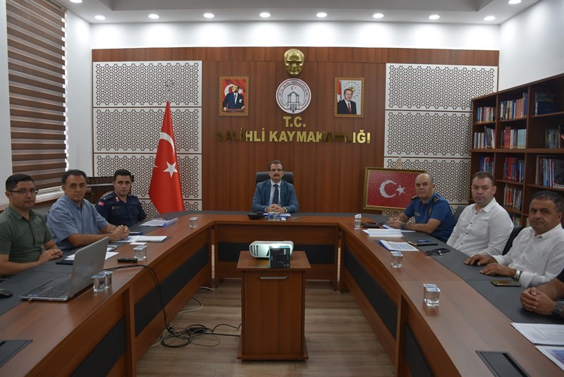 salihli-de-metruk-binalar-yikiliyor-hurda-araclar-kaldiriliyor