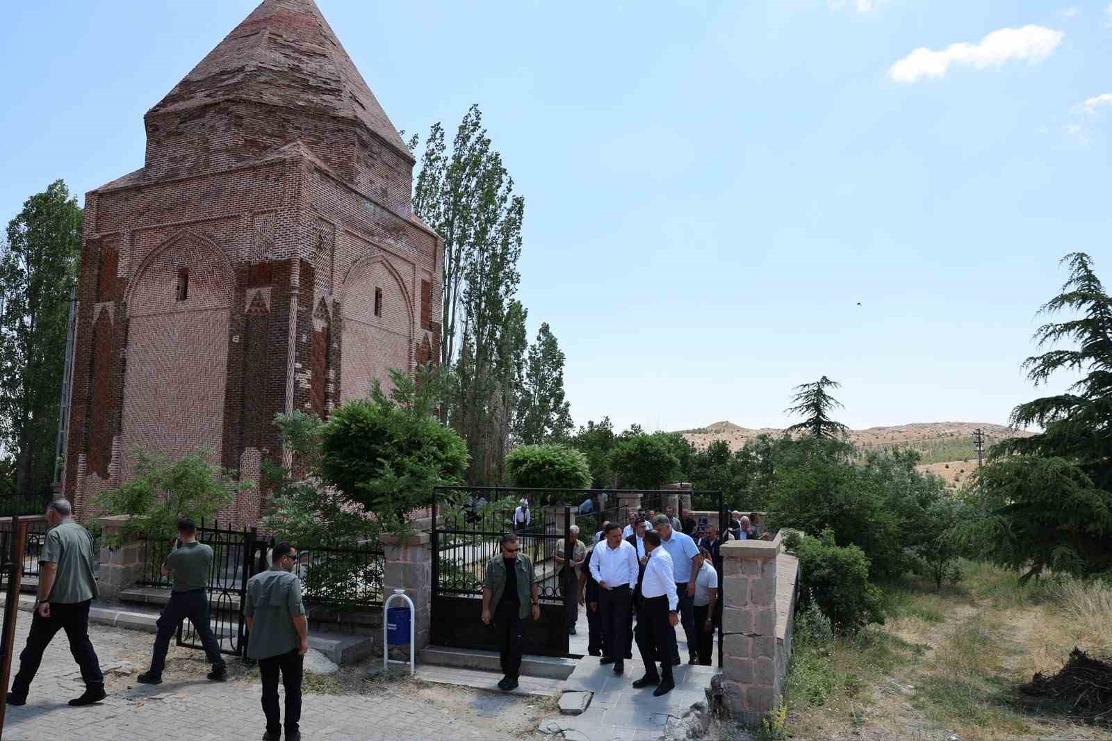 melikgazi-turbesi-restorasyon-ve-peyzaj-projesi-icin-yerinde-inceleme