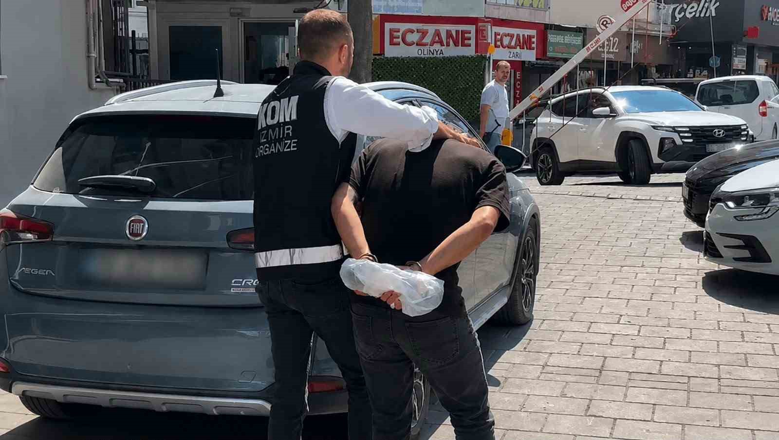 torbali-da-oto-galeriyi-kursunlayan-2-supheli-tutuklandi