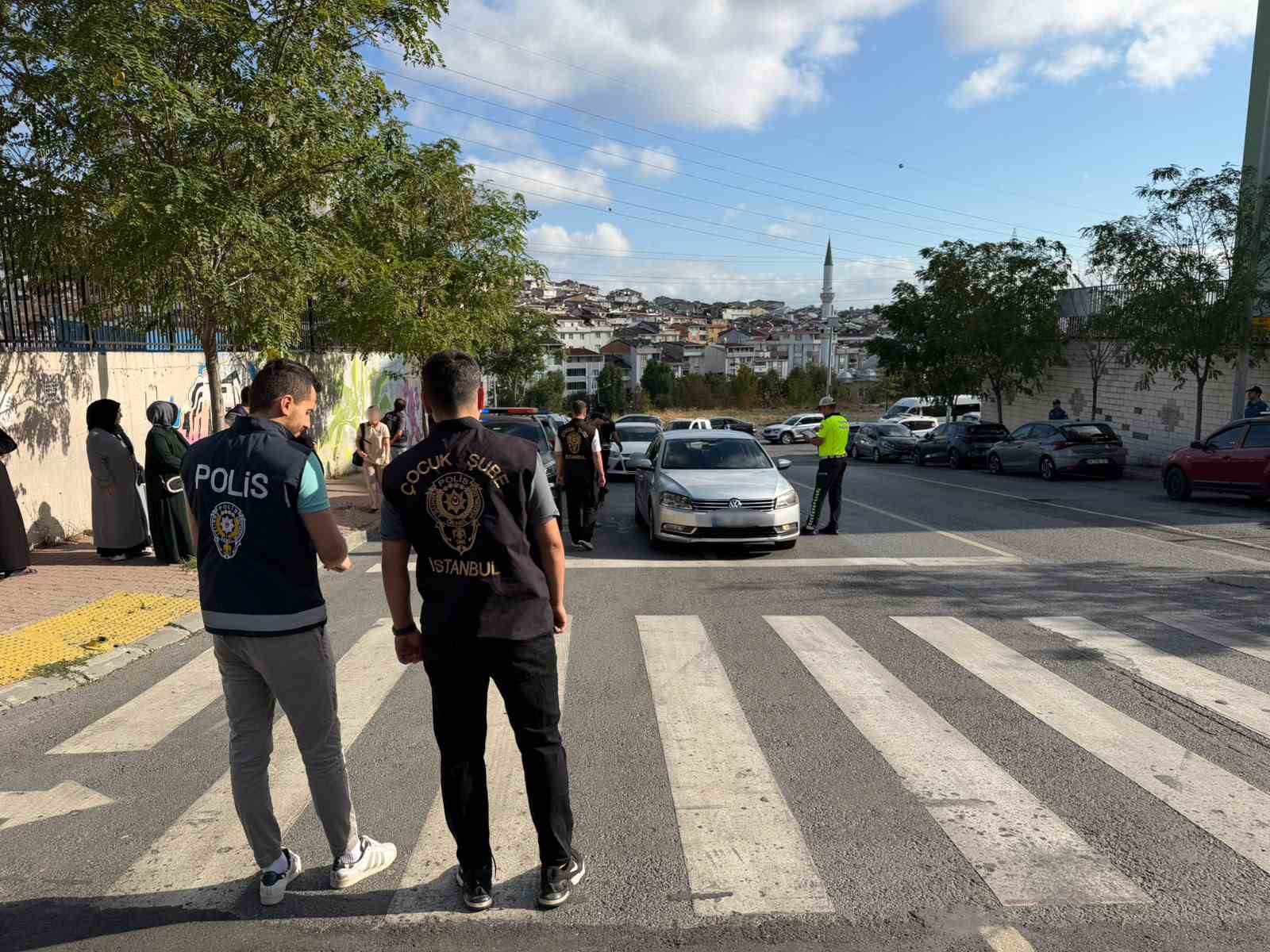 esenyurt-ta-polis-ekiplerinde-okul-onlerinde-dronlu-denetim