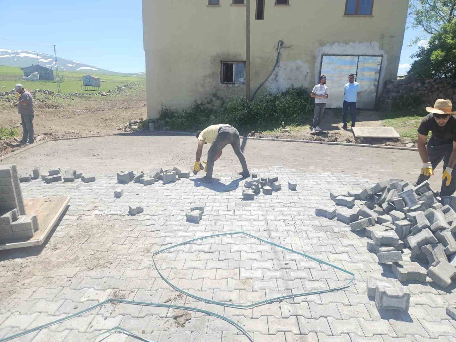 kars-ta-koylerde-kilit-parke-tasi-yol-calismalari-basladi