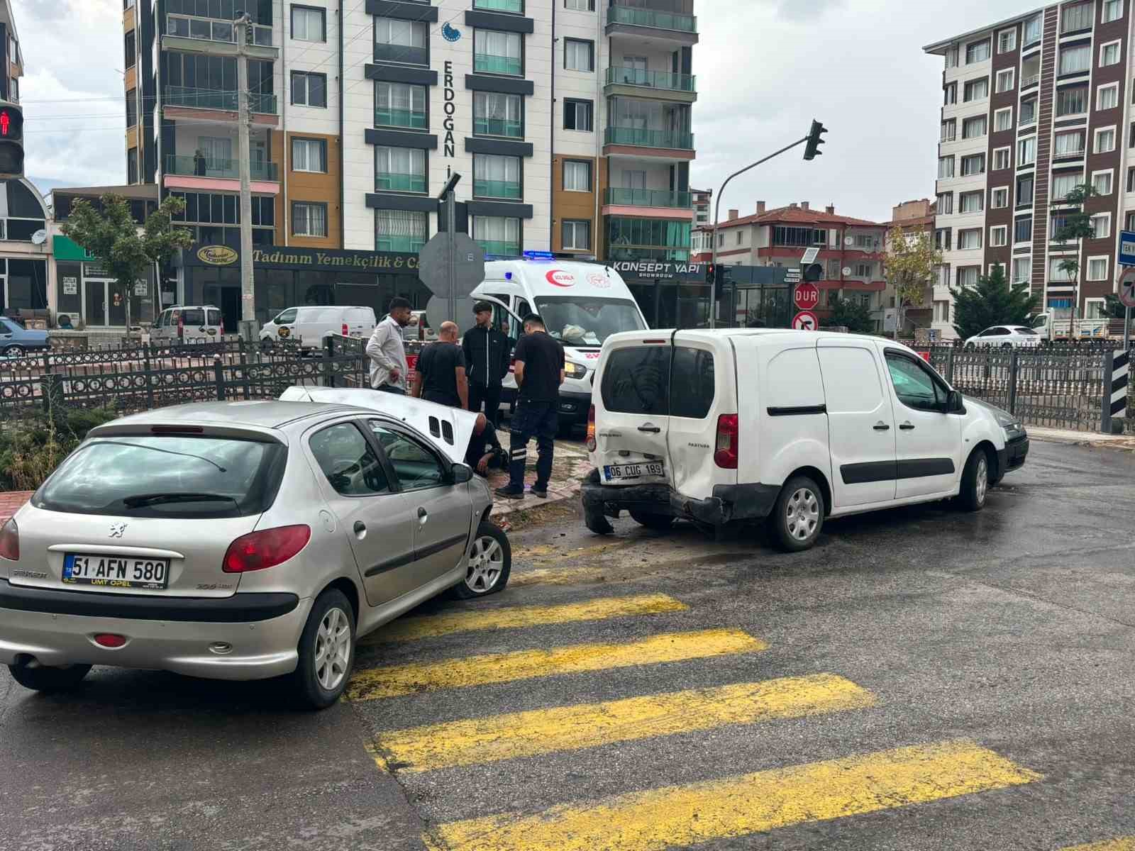 nigde-de-3-arac-birbirine-girdi-1-yarali