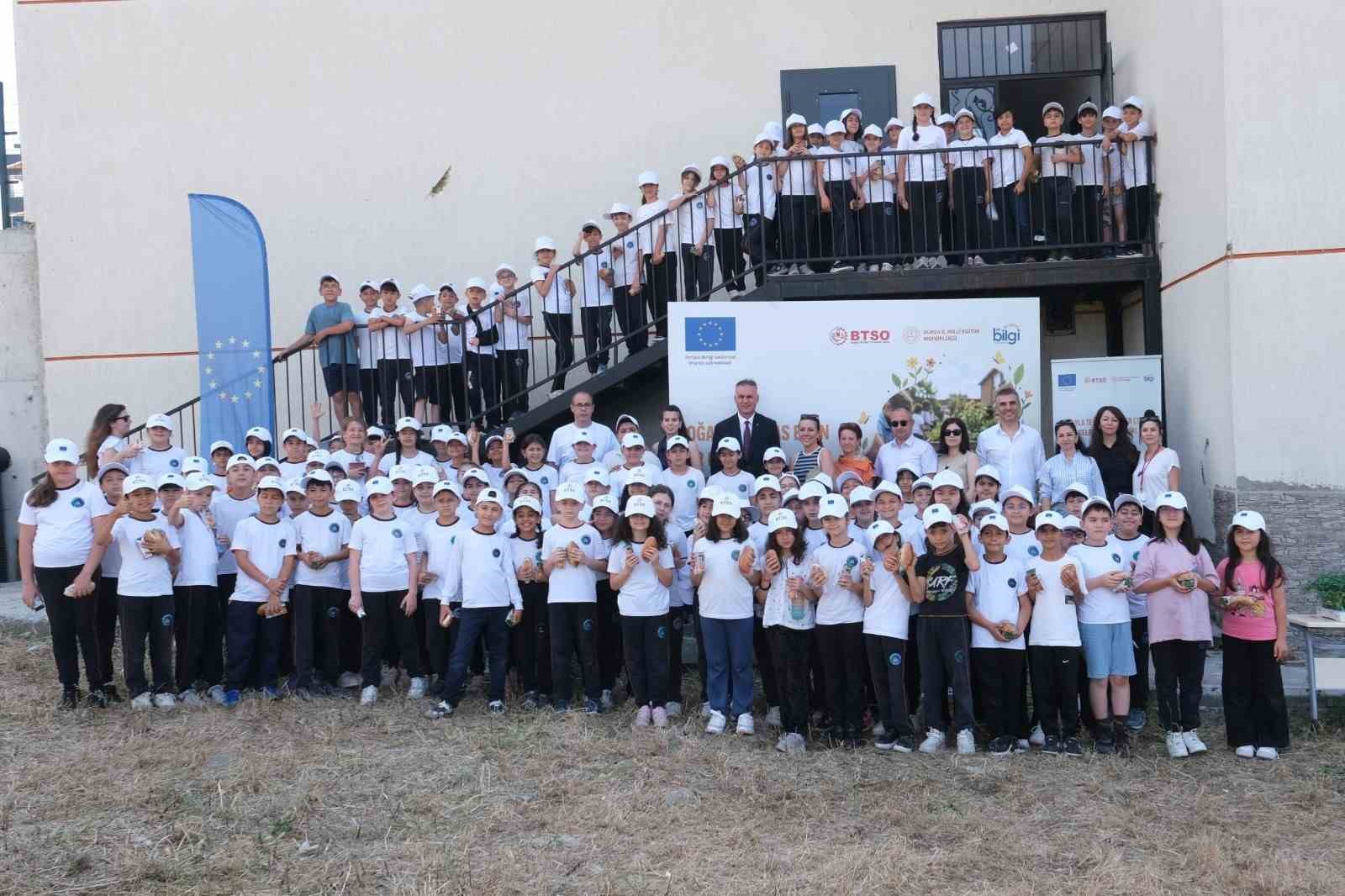 minik-ogrenciler-fide-dikerek-doga-bilinci-kazandi