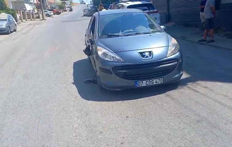 manavgat-ta-yolun-karsi-tarafina-gecmeye-calisan-yayaya-otomobil-carpti