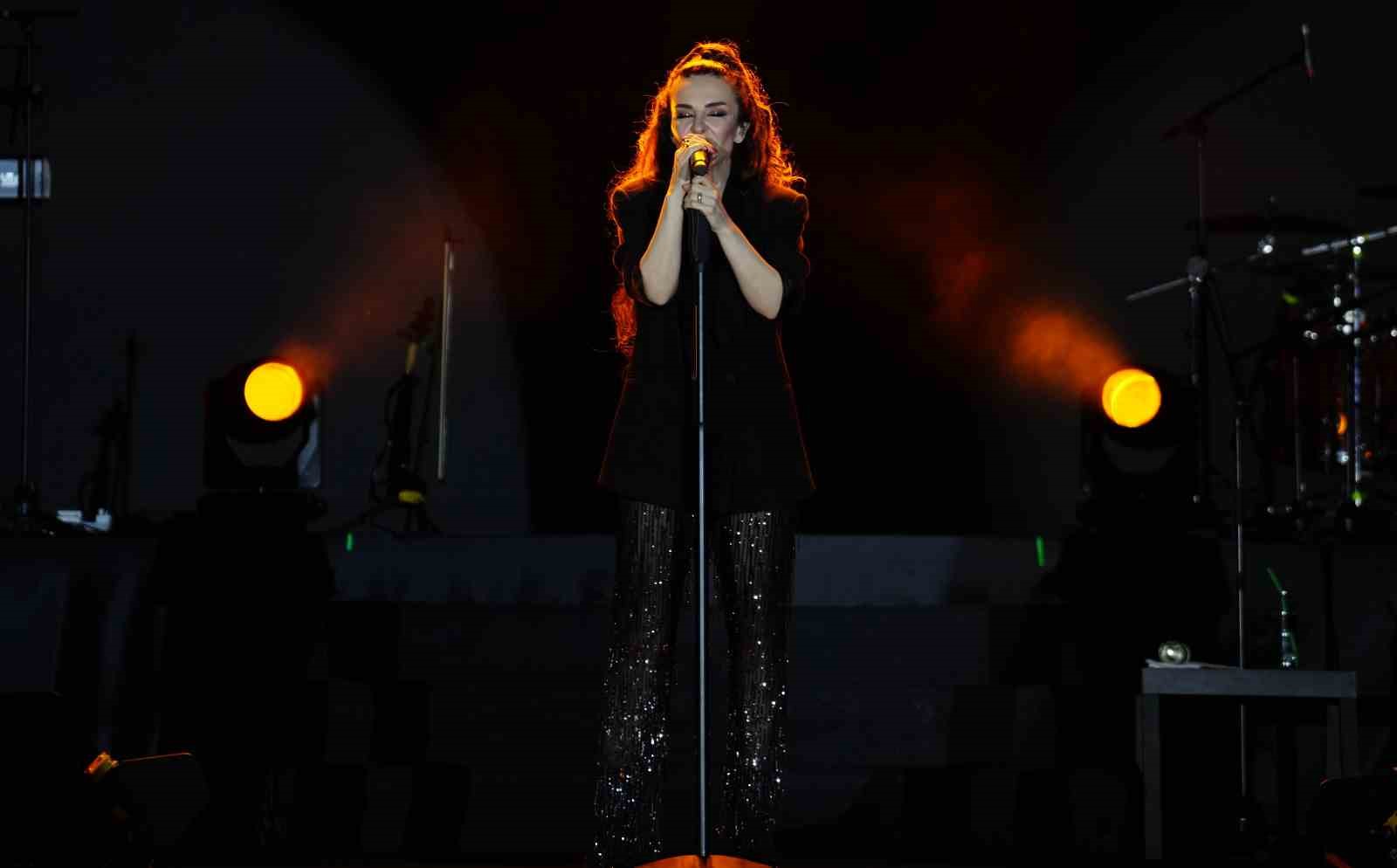 kultur-yolu-festivalinde-fatma-turgut-tan-unutulmaz-gece
