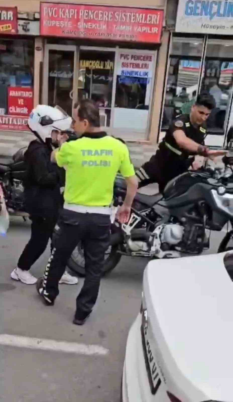 trabzon-da-yks-ye-yetisemeyen-adaylarin-yardimina-polis-ekipleri-kostu