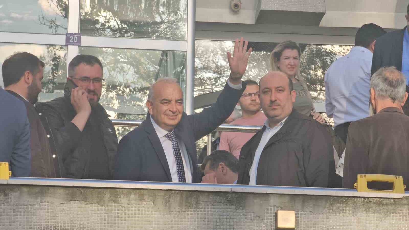 devrek-belediyesi-ndeki-yolsuzluk-sorusturmasinda-saniklar-hakim-karsisinda