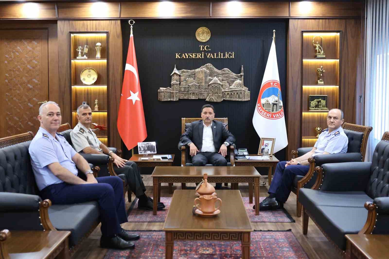gorev-surelerini-tamamlayan-komutanlardan-vali-cicek-e-ziyaret