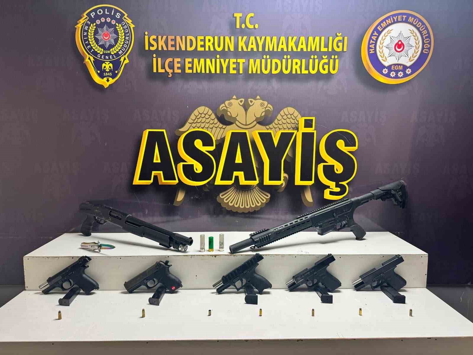 ev-ve-arac-kursunlayan-sahislarin-evlerinde-yataklarin-arasindan-silah-cikti