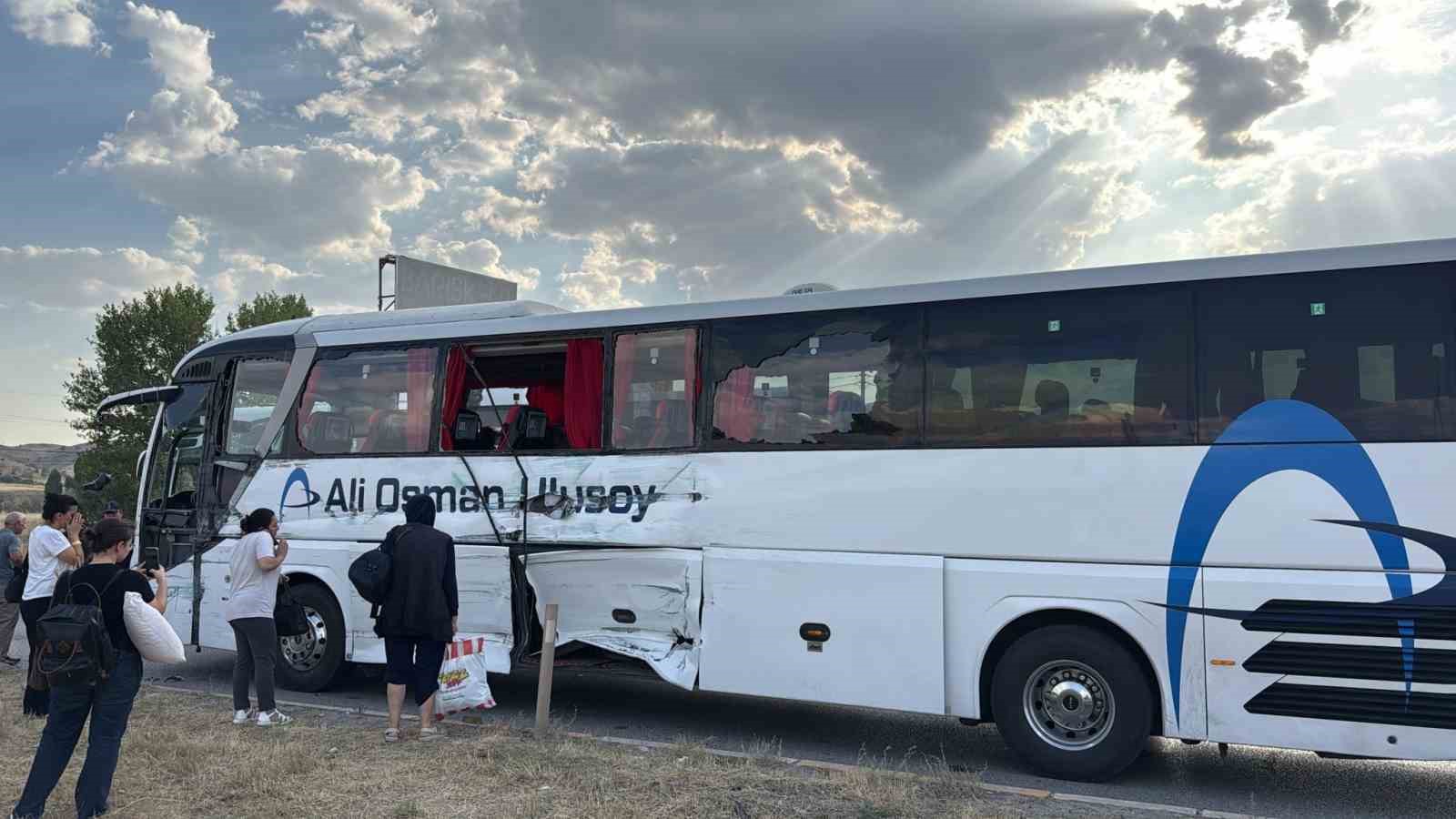 kirikkale-de-yolcu-otobusu-ve-iki-tir-kavsakta-carpisti-1-yarali