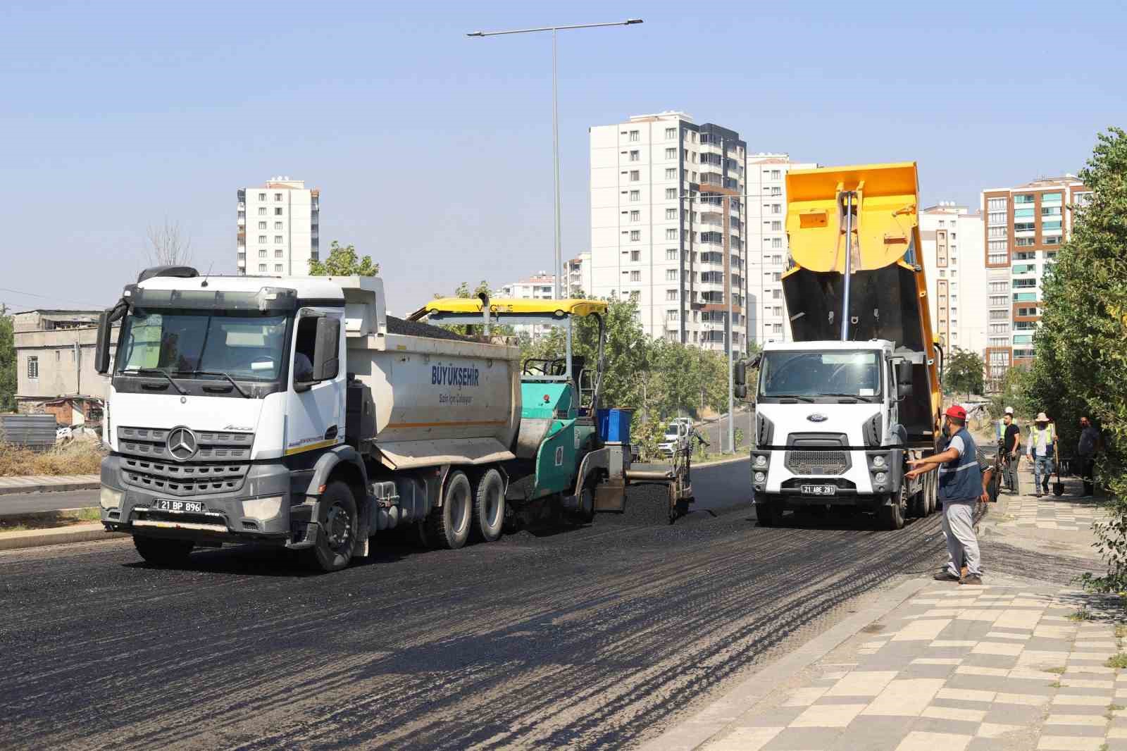 kayapinar-ve-baglar-da-2-cadde-10-bin-400-ton-asfaltla-yenilendi