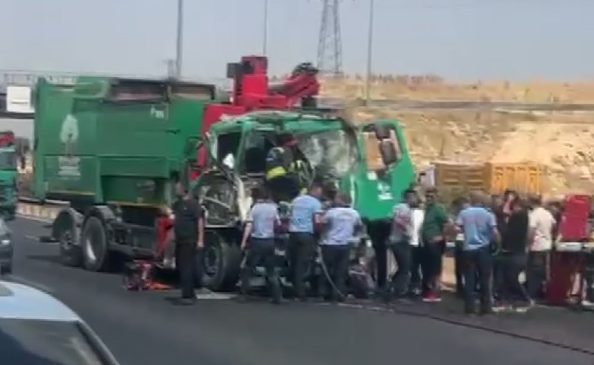 tira-arkadan-carpan-cop-kamyonunun-surucusu-agir-yaralandi