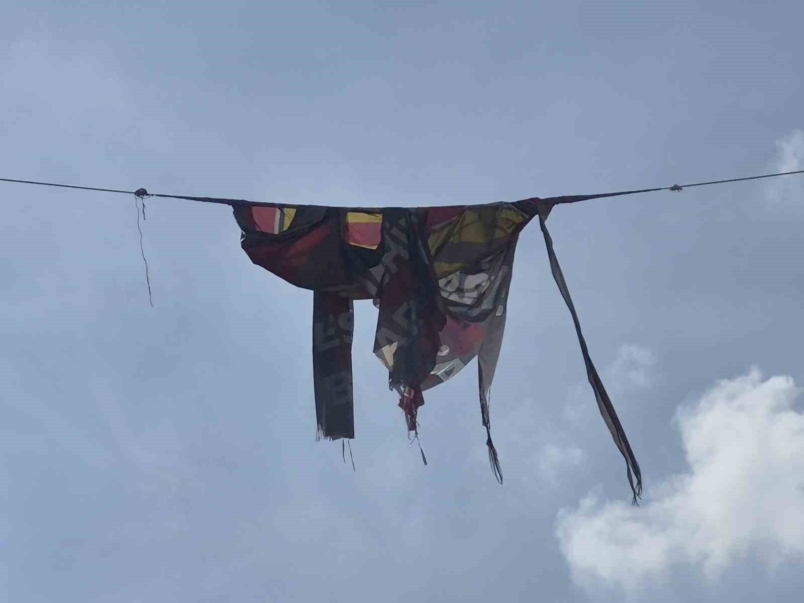 yirtilip-parcalanan-dev-eskisehirspor-bayragi-kotu-goruntu-olusturdu