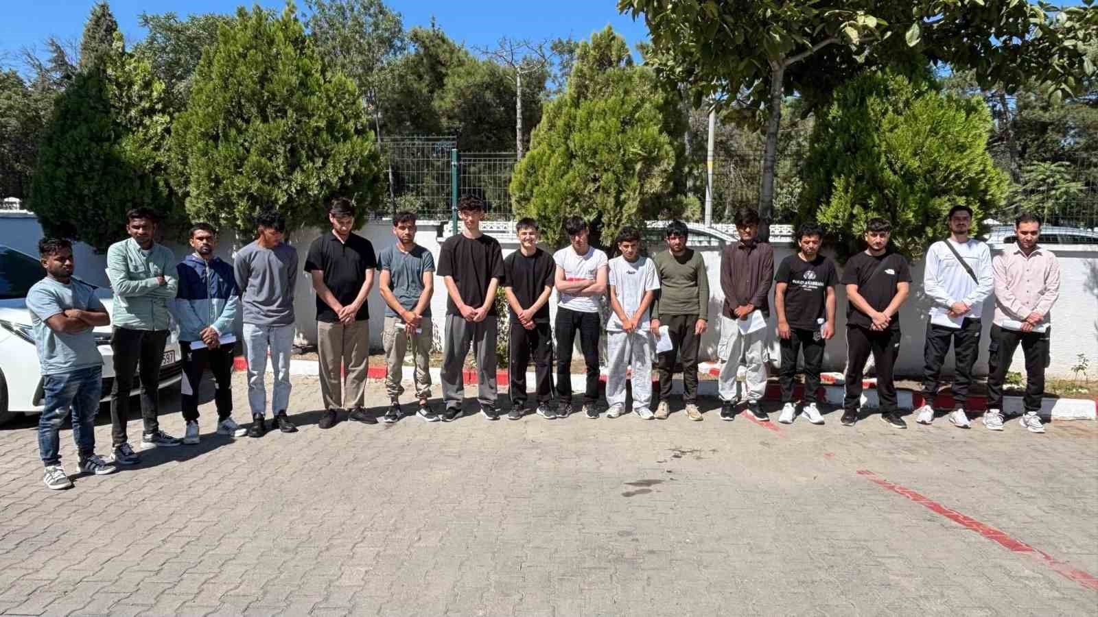 edirne-de-bir-aracta-16-duzensiz-gocmen-yakalandi-surucu-gozaltina-alindi