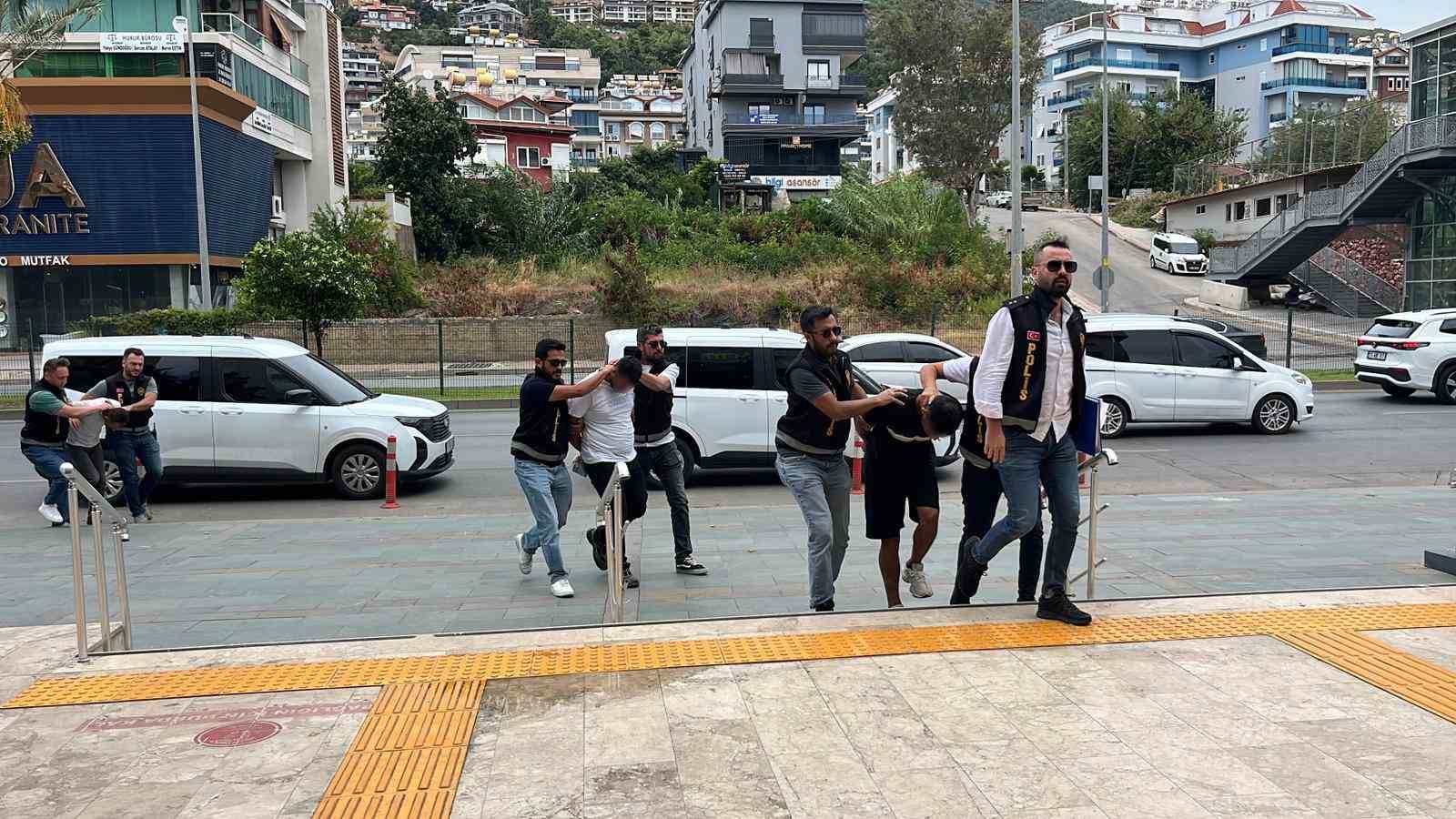 alanya-da-doviz-burosundan-400-bin-liralik-soygunun-3-suphelisi-adliyeye-sevk-edildi