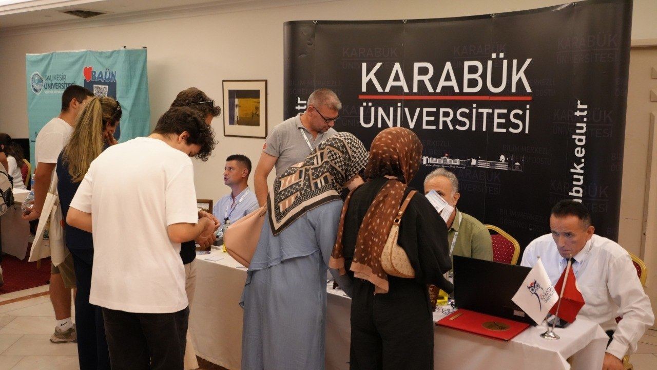 karabuk-universitesi-tercih-gunlerinde-izmir-de-adaylarla-bulustu
