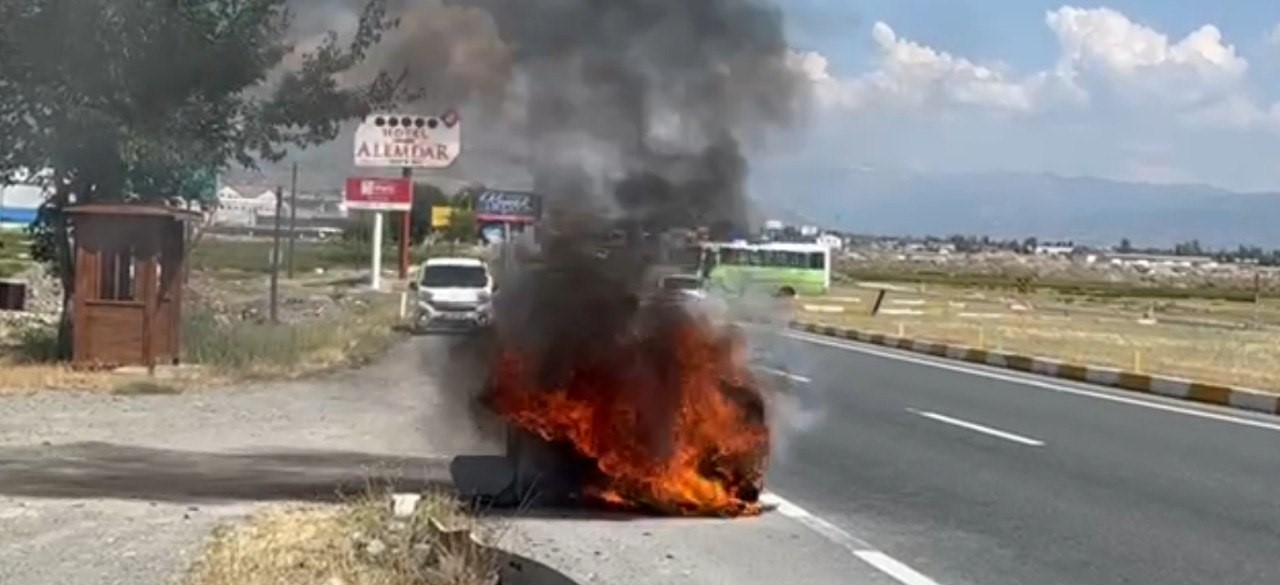 erzincan-da-otomobil-kule-dondu-surucunun-sigarali-mudahalesi-dikkat-cekti