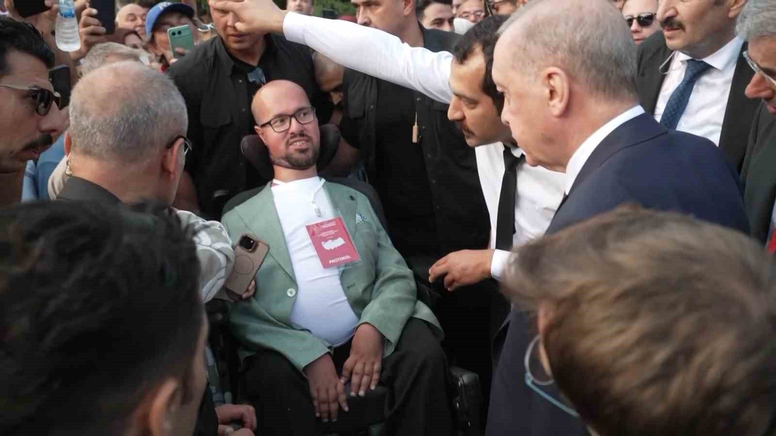cumhurbaskani-erdogan-dan-engelli-gence-duygulandiran-jest-otobusu-durdurup-yanina-gitti