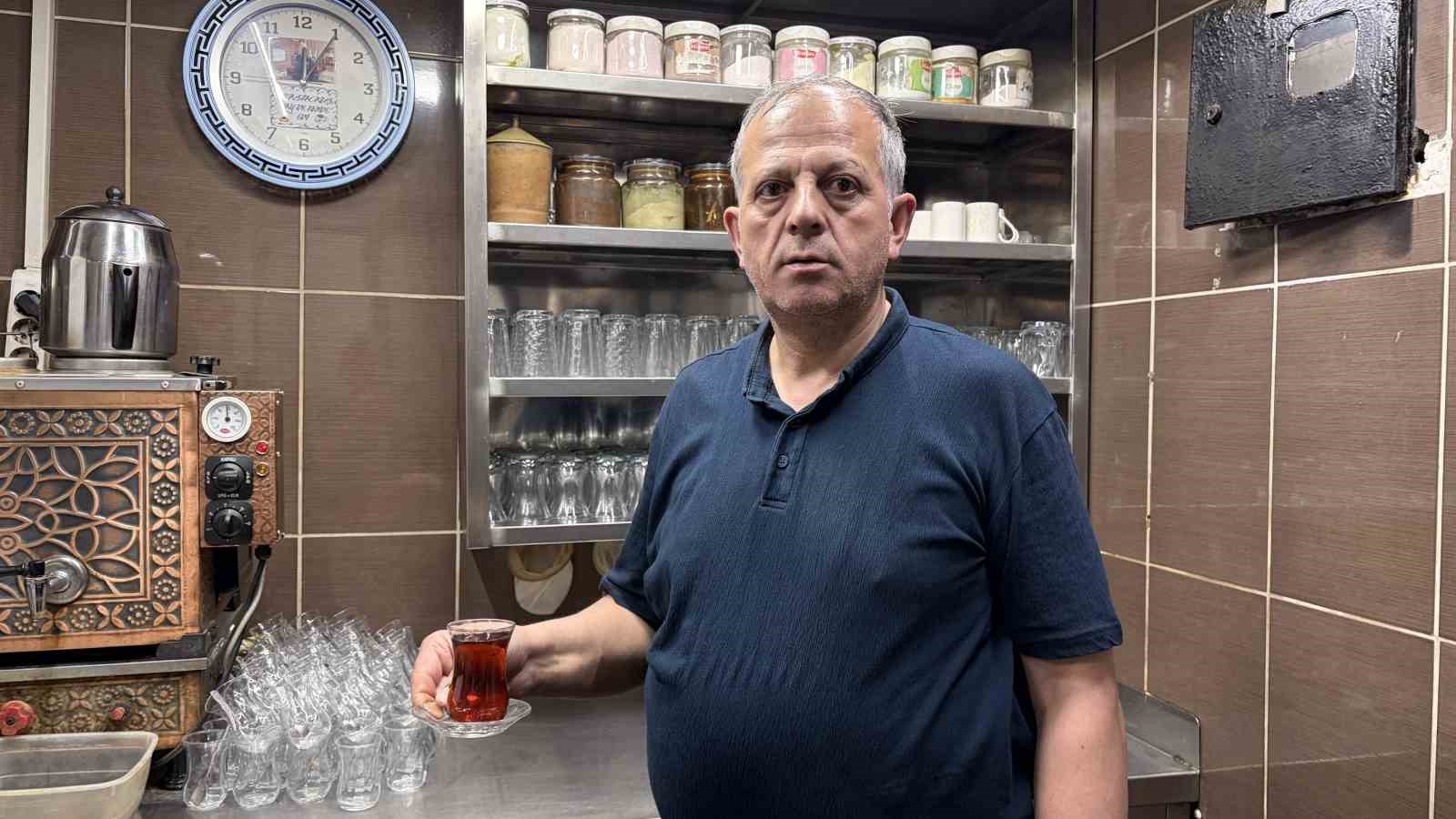 4-metrekare-dukkanda-43-yildir-cay-demliyor