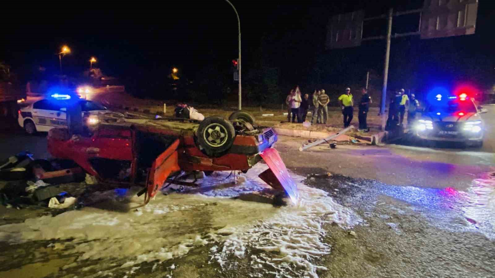 ters-donen-tofas-in-icindeki-2-kisi-yaralandi