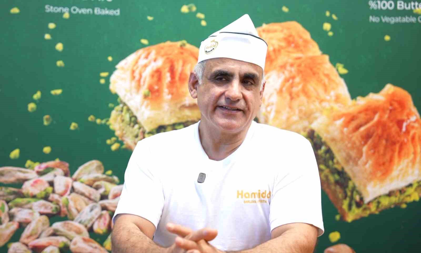 amerikan-aksaniyla-gaziantep-baklavasini-anlatti-sosyal-medyayi-salladi