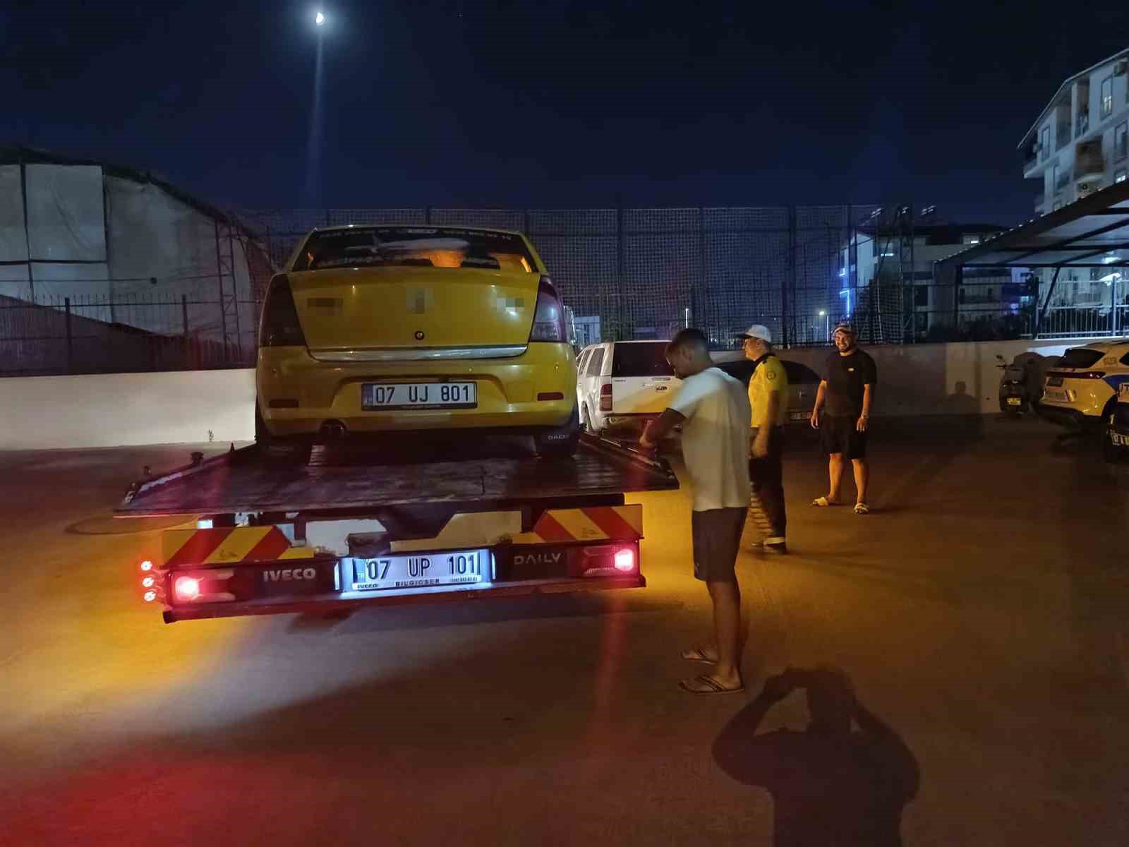 trafik-kavgasinda-ticari-taksi-surucusunun-yumruk-attigi-yasli-adam-yere-dustu