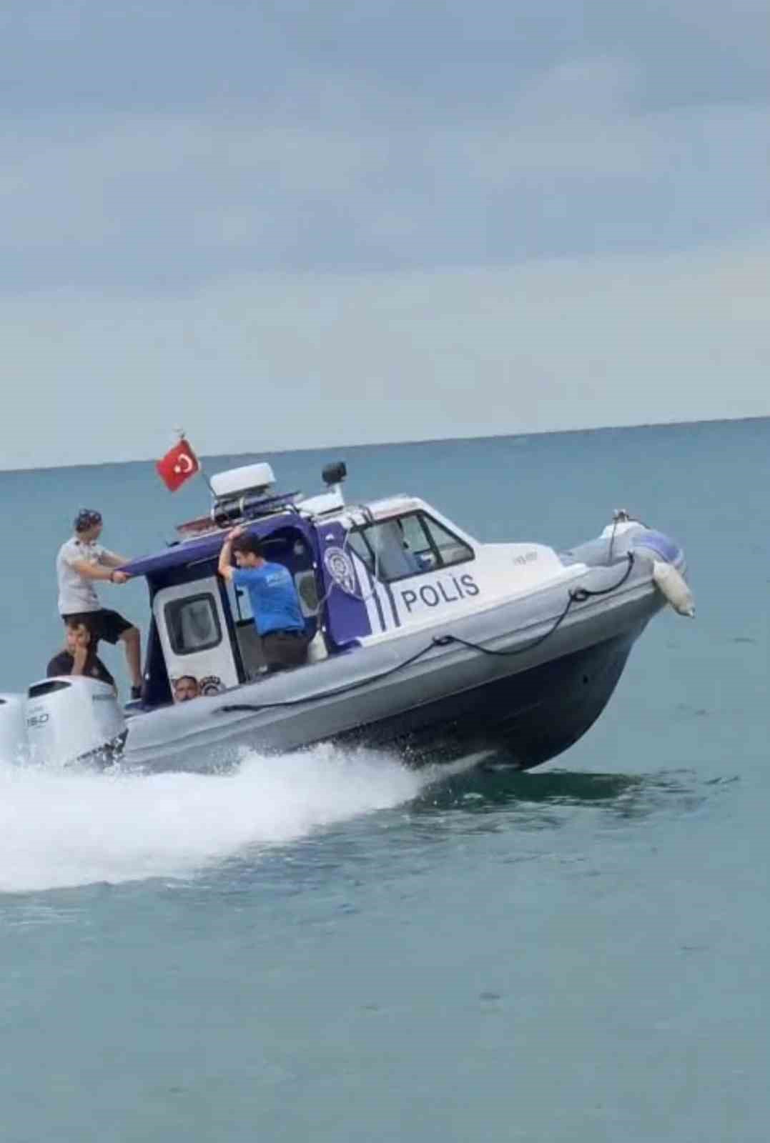 karadeniz-in-hircin-dalgalari-arasinda-mahsur-kalan-yuzucuyu-deniz-polisi-kurtardi