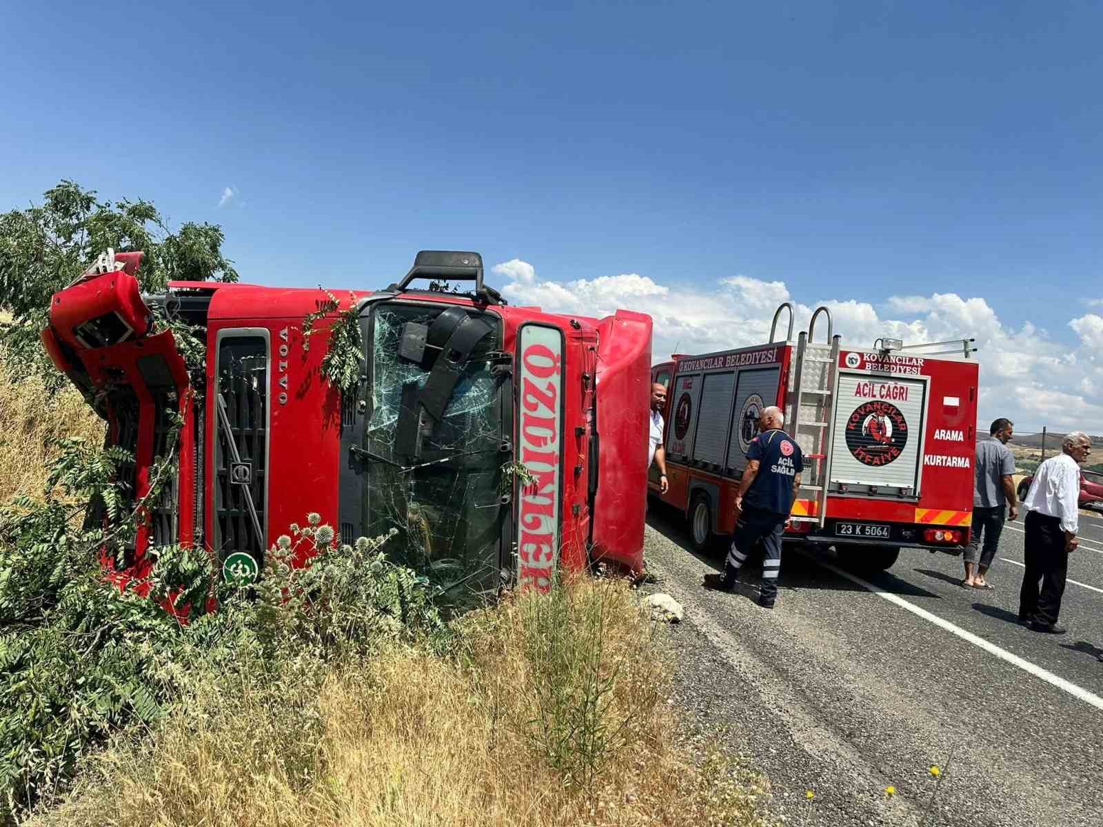elazig-da-tir-devrildi-1-yarali
