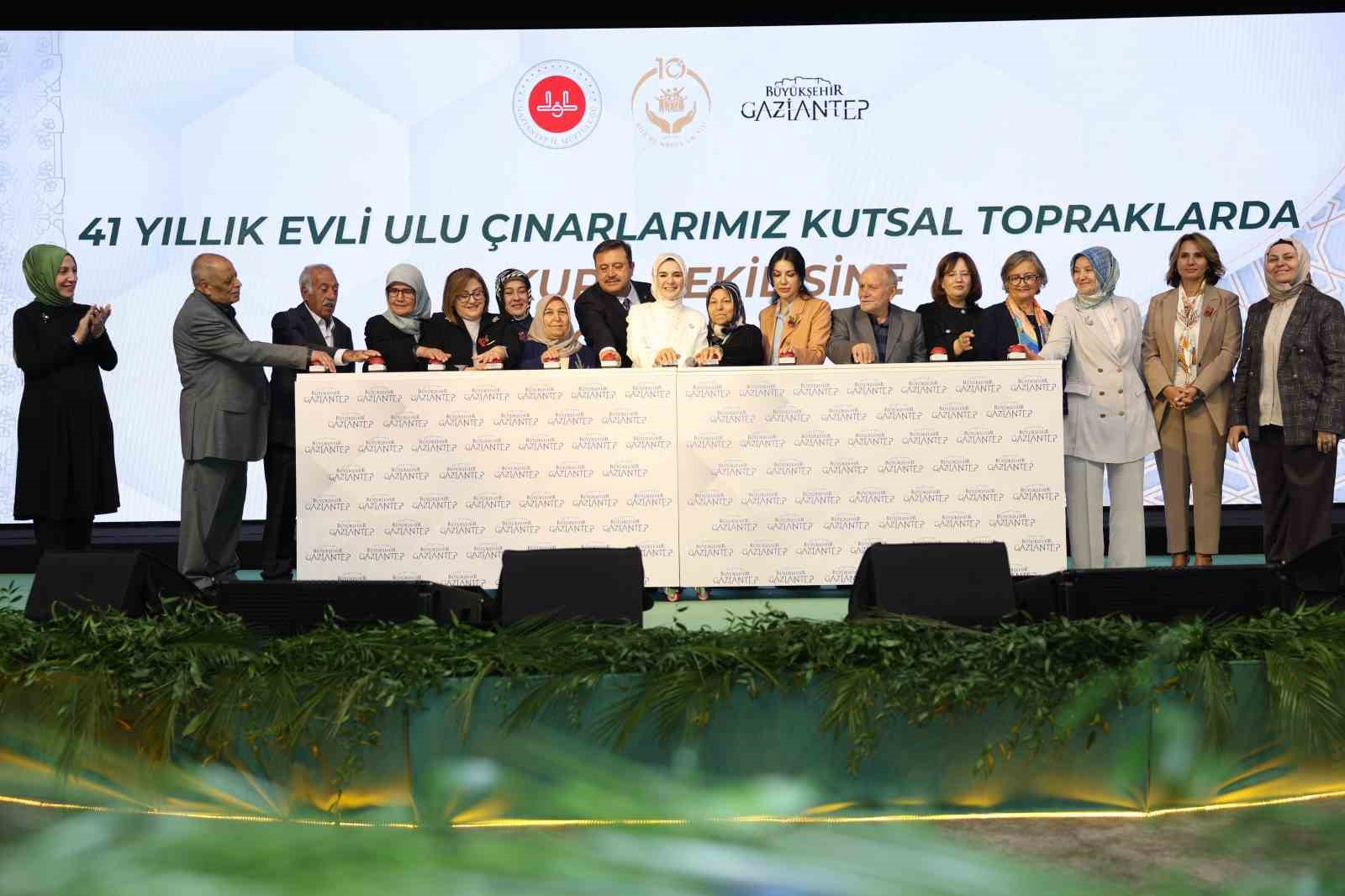 bakan-goktas-41-yillik-evli-ciftlerin-umre-kurasi-programina-katildi