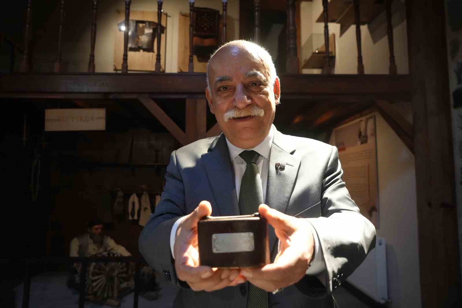 ilk-kumbarasiyla-baslayan-koleksiyon-tutkusu-65-yasinda-sergiye-donustu
